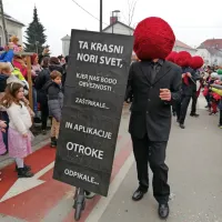 V Ta krasnem norem svetu nas bodo obveznosti zaštrikale in aplikacije 
otroke odpikale, je opozorila skupina iz Kosovelove ulice v Postojni.