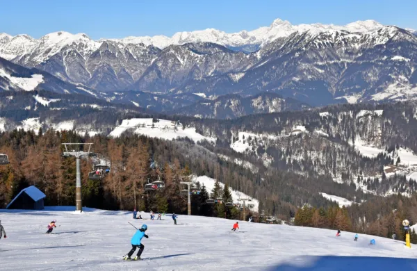 Na smučišču Cerkno se je starejša smučarka zaletela v otroka, ki je 
kasneje tožil za bolečinami v kolenu. Fotografija je simbolična.