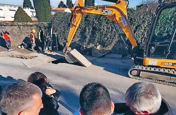 Župan Andrej Korenika si je pred dnevi s sodelavci ogledal 
gradbišče med Fieso in Arzami.