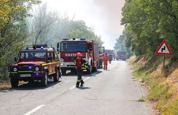 Gasilskim  društvom, ki so lani sodelovala  pri  gašenju  požara  pod  
Socerbom,  bo    država  poplačala  stroške.  