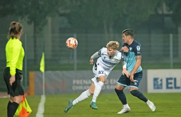 Med koprskimi novinci najboljši vtis pušča branilec Vid Koderman (levo), v dvoboju z gorškim napadalcem 
Alenom Kranjcem.