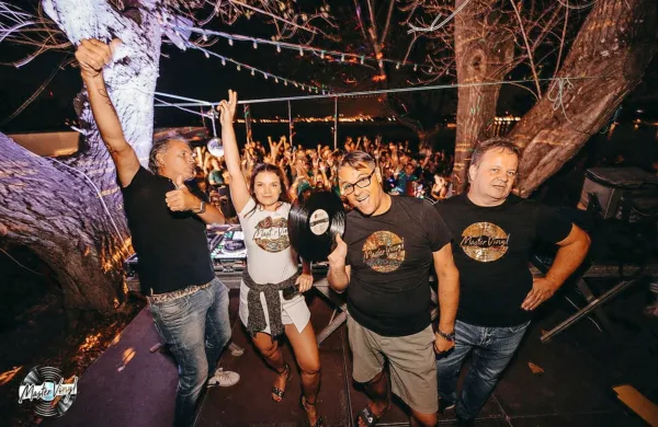 Člani ekipe Master Mix (pred tem imenovane Master Vinyl) so (z 
leve) Sandro Giorgi, Mirella Baruca,  Aleš Pelicon (DJ Alex De 
Groove) in Elvis Poniš (DJ Elvis).