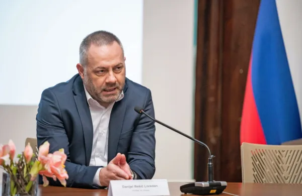 Minister Danijel Bešič Loredan še vedno meni, da je plačni steber 
možno oblikovati do aprila.