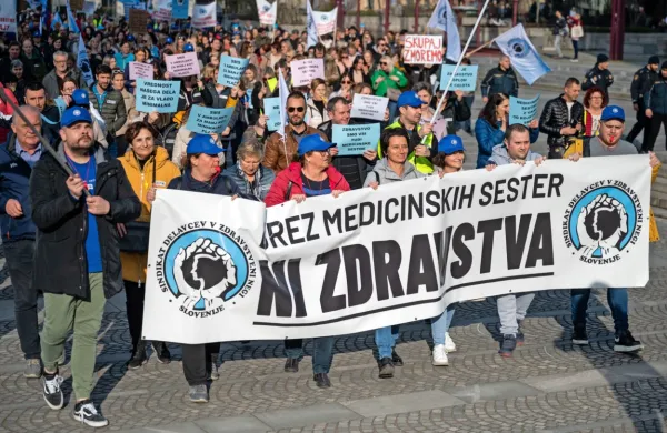 Sindikat delavcev v zdravstveni negi je danes na protestnem 
shodu v Ljubljani zahteval odpravo plačnih krivic.