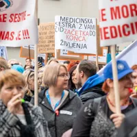 Medicinske sestre na protestu za odpravo plačnih krivic poudarile, da brez njih ni zdravstva