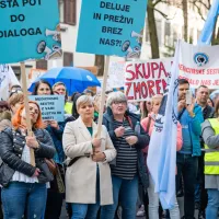 Medicinske sestre na protestu za odpravo plačnih krivic poudarile, da brez njih ni zdravstva