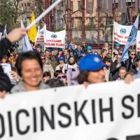Medicinske sestre na protestu za odpravo plačnih krivic poudarile, da brez njih ni zdravstva
