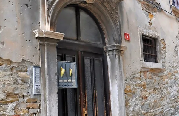 Kamniti  portal palače Zanon v Izoli