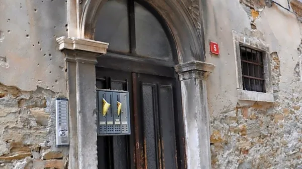 Kamniti  portal palače Zanon v Izoli