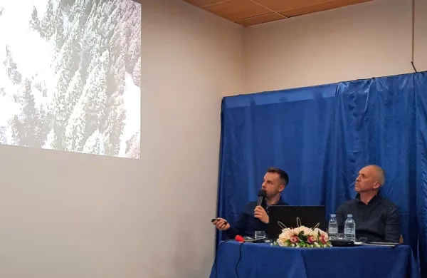 Denis Pugelj (levo)  je v knjigi zbral informacije o zgodovini 
snežniškega področja in se osredotočil na predel okrog družinskega vikenda na Mareli.  