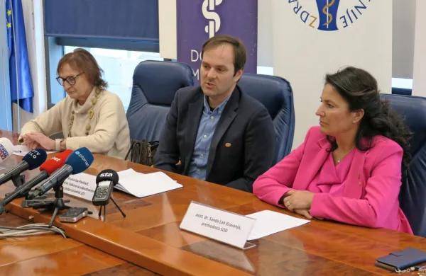 Na ključne vzroke  težav ter dolgih čakalnih vrst v ortodontiji so, 
vključno s predlogi stroke za njihovo razreševanje, minuli teden na 
tiskovni konferenci opozorili (z desne) Sanda Lah Kravanja, 
Krunoslav Pavlović in Duša Hlade Zore.    