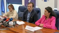 Na ključne vzroke  težav ter dolgih čakalnih vrst v ortodontiji so, 
vključno s predlogi stroke za njihovo razreševanje, minuli teden na 
tiskovni konferenci opozorili (z desne) Sanda Lah Kravanja, 
Krunoslav Pavlović in Duša Hlade Zore.    