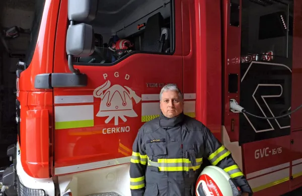Stanko Močnik pred vozilom društva, v katerem je pred 43 leti 
začel bogato in odgovorno pot v prostovoljnem gasilstvu. 