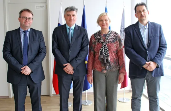 Danes so se o začetku gradnje državnega centra za požare v Sežani 
pogovarjali (z leve): v. d. direktorja uprave za zaščito in reševanje 
Leon Behin, državni sekretar Rudi Medved, kraška poslanka 
Gibanja Svoboda Andreja Živic in sežanski župan Andrej Sila.