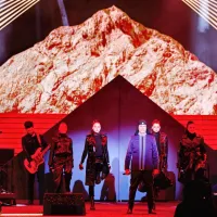 Z Laibach so na odru stali še Boris Benko, Severa Gjurin, Tomi 
Meglič, Irena Anžič in Petra Vidmar. 
