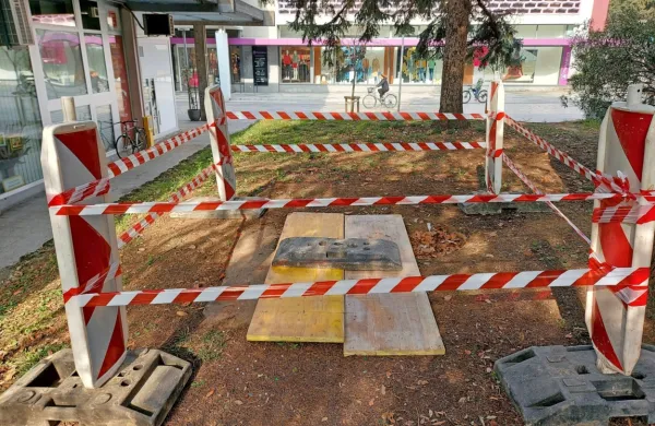 Otrokoma se je udrl pokrov in sta padla v jašek v parku ob 
Bevkovem trgu. K sreči sta jo odnesla brez hujših posledic. 
Nesreča pa je pokazala, da je dotrajana infrastruktura nevarna. 