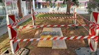 Otrokoma se je udrl pokrov in sta padla v jašek v parku ob 
Bevkovem trgu. K sreči sta jo odnesla brez hujših posledic. 
Nesreča pa je pokazala, da je dotrajana infrastruktura nevarna. 