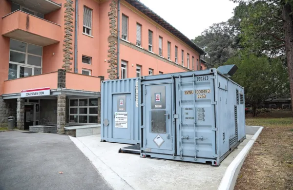 V Ortopedski bolnišnici Valdoltra je hiperbarična komora nameščena v dveh kontejnerjih ob paviljonu C, po končanem 
usposabljanju pa bo na voljo tudi za zdravljenje civilistov. 