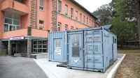 V Ortopedski bolnišnici Valdoltra je hiperbarična komora nameščena v dveh kontejnerjih ob paviljonu C, po končanem 
usposabljanju pa bo na voljo tudi za zdravljenje civilistov. 
