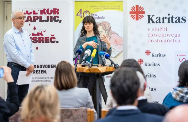 Agencija za varnost prometa, Slovenska karitas, zavod Med.Over.Net in nacionalni inštitut za javno zdravje so  na na novinarski konferenci 
predstavili novo preventivno akcijo 40 dni brez alkohola; na fotografiji generalni tajnik Slovenske karitas Peter Tomažič in TV voditeljica Nika 
Rozman