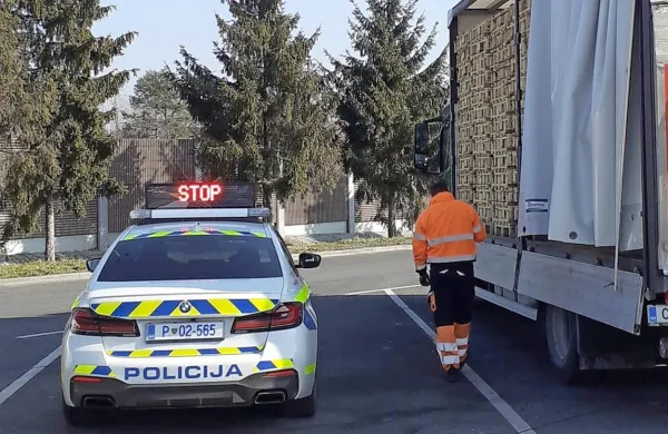 Policisti  so  med  poostrenim  nadzorom      na slovenskih  cestah  med  
ustavljenimi  vozniki  tovornjakov   in avtobusov   odkrili  približno  20  
odstotkov  takšnih,  ki  niso  upoštevali  predpisov.     