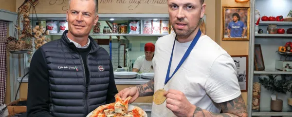 Državni prvak v peki pic Igor Volk (desno) je vodja znane picerije v Izoli Casa della Pizza - Moby Dick. Z lastnikom picerije Matjažem Antolovičem sta že več let poslovna partnerja, ki stavita na t.i. “gourme” pice. 