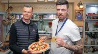 Državni prvak v peki pic Igor Volk (desno) je vodja znane picerije v Izoli Casa della Pizza - Moby Dick. Z lastnikom picerije Matjažem Antolovičem sta že več let poslovna partnerja, ki stavita na t.i. “gourme” pice. 