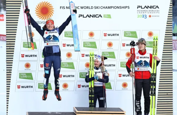 Najboljše v nordijski kombinaciji - z leve komaj 17-letna Nemka  
Nathalie Armbruster, Norvežanka Gyda Westvold Hansenin in   
Japonka Haruka Kasai.