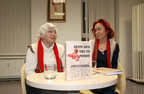 Knjigo Krasni Kras in moja vas Ponikve sta  v sežanski knjižnici 
predstavili hčerka kraškega avtorja Dušica Kunaver in  vnukinja 
Darinka Bogdanovič.  