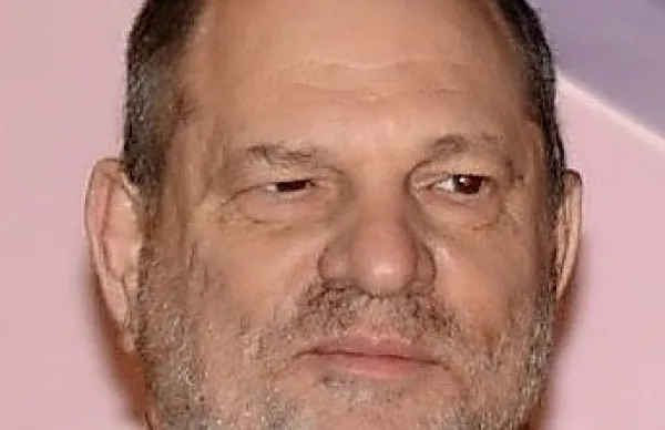 Nekdanji ameriški filmski producent Harvey Weinstein je bil v 
četrtek na sodišču v Los Angelesu obsojen na 16 let zapora zaradi 
posilstva ženske pred desetletjem. Foto: Georges Biard