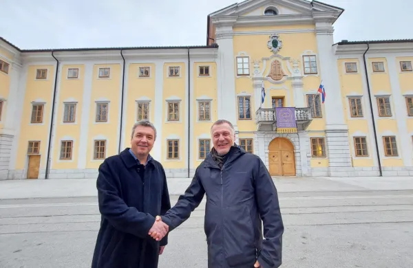 Vipavski župan Anton Lavrenčič in rektor Univerze v Novi Gorici 
Boštjan Golob sta zadovoljna, da se je sodni spor o zakupu in 
uporabi dvorca Lanthieri končal s sporazumom.