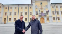 Vipavski župan Anton Lavrenčič in rektor Univerze v Novi Gorici 
Boštjan Golob sta zadovoljna, da se je sodni spor o zakupu in 
uporabi dvorca Lanthieri končal s sporazumom.