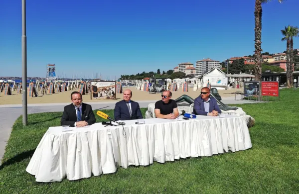 Generalni direktor hotela Kempinski Palace Portorož  Kai Behrens 
(prvi z leve) na tiskovni konferenci izpred treh let, namenjeni 
predstavitvi prenovljene plaže v Portorožu.  