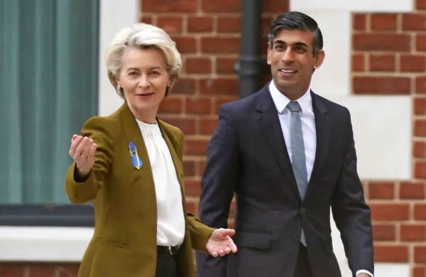 Predsednica Evropske komisije Ursula von der Leyen in britanski 
premier Rishi Sunak
