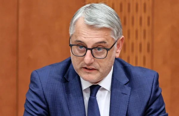 Gospodarski minister Matjaž Han je obe strani, tako Savo Turizem 
kot sindikat, pozval k socialnemu dialogu.