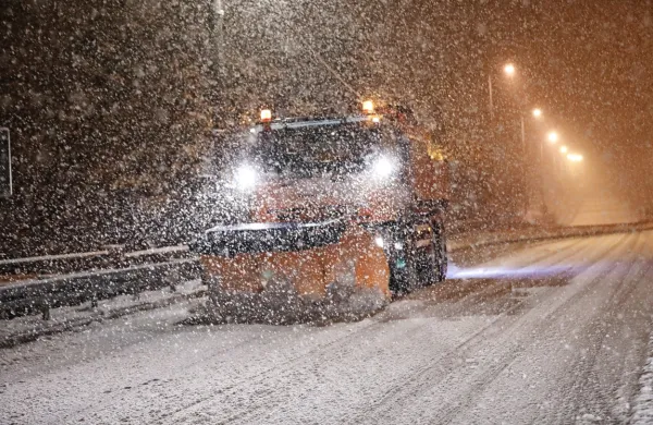 Snežni plugi so od sobote med čiščenjem snega prevozili 75.000 
kilometrov, kar je skoraj dva kroga okoli Zemlje, so sporočili iz 
podjetja Hrvatske autoceste.