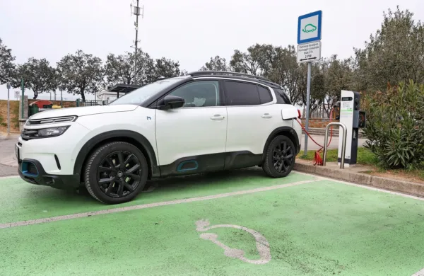 Slovenija mora za uresničitev ambicioznih načrtov zelo povečati število javnih polnilnih mest za električne avtomobile. 