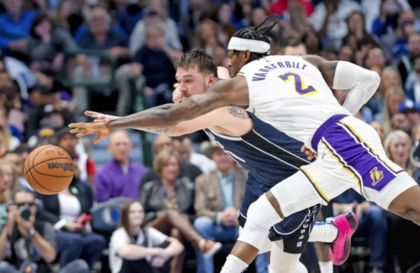  Jared Vanderbilt (v svetlejšem dresu) je v nadaljevanju dvoboja 
Dallasa in LA Lakersov omejil učinek Luke Dončića. 
