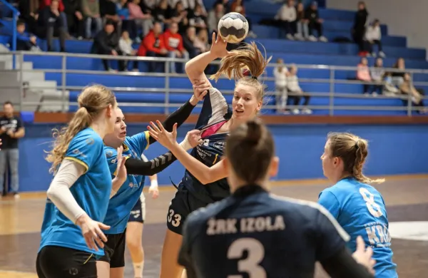 Izolanka Laura Cerovak (z žogo) je ljubljansko mrežo zatresla kar 
osemkrat.