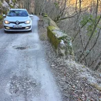 Če se po taki cesti pelješ sem pa tja, ni težava, ob vsakodnevni 
vožnji pa ti znajo luknje nakodrati živce, pa še na avtu se pozna. 