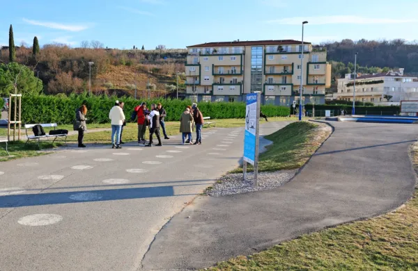 Nekateri starši vrtčevskih otrok so   napovedali  protest proti 
podražitvi vrtcev v lucijskem Parku sonce, a niso prišli.