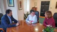 Na prvi delovni dan je, kot se spodobi, novo sodelavko Barbaro Ostrouška (v sredini) sprejel župan 
Andrej Sila.
