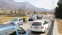 Včeraj so ob jutranjih konicah pred krožiščem na Ajševici nastajale dolge kolone. 
