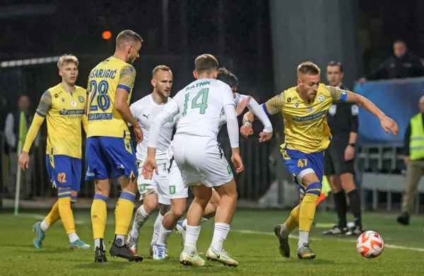 Olimpija (v svetlejših dresih) ima po zmagi proti Kopru 14 točk 
naskoka pred najbližjimi zasledovalci iz Maribora. 