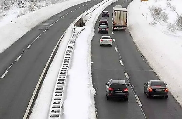 Na odseku med viaduktom Božići in predorom Sveti Rok je odprt 
en vozni pas, zaradi močnega vetra in velikih nanosov snega pa 
velja omejitev hitrosti do 40 kilometrov na uro.