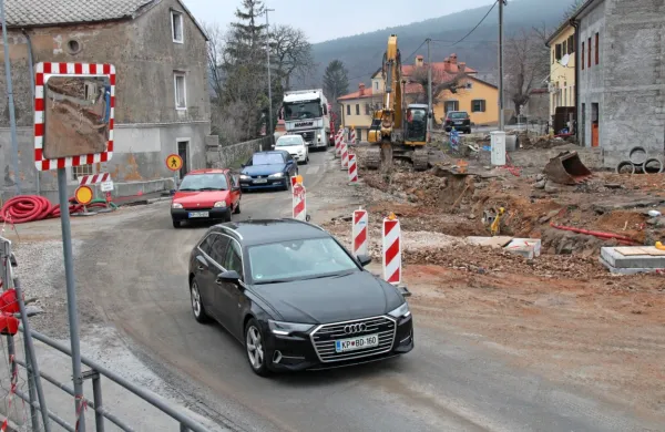 Vozniki v koloni pred semaforjem  čakajo tudi do pol ure, medtem 
ko gradbišče včasih tudi po več ur sameva. 
