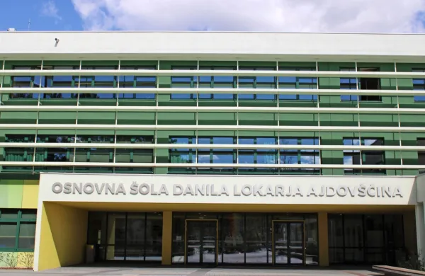Na OŠ Danila Lokarja so neprimerno vedenje nekdanjega učitelja 
športne vzgoje zaznali pred letom dni. 