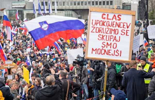 Protestniki so na drugem shodu tako imenovane ljudske iniciative 
Glas upokojencev znova napolnili ljubljanski Trg republike. 