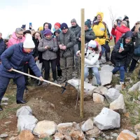 Predsednica države Nataša Pirc Musar je v bližini Pomnika miru 
simbolično posadila lipo.    