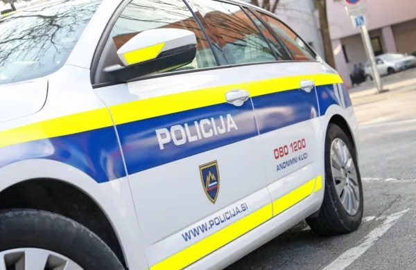 V Sežani voznik na prehodu spregledal pe&scaron;ki in trčil vanju